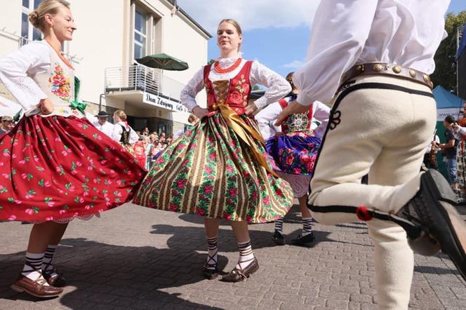 Wielobarwny korowód przemaszerował przez centrum Wisły. Trwa 61. Tydzień Kultury Beskidzkiej 