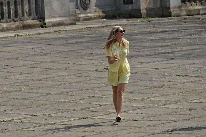 Małgorzata Socha przebiera się w parku