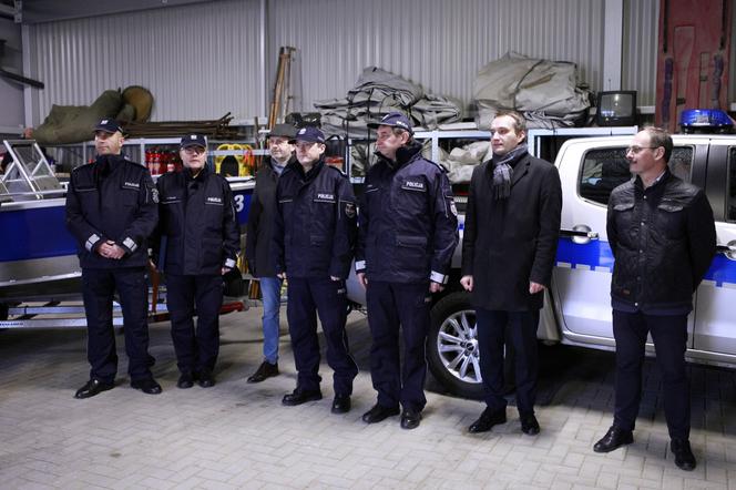 Nowe policyjne Isuzu D-MAX z łodzią motorową w Poznaniu