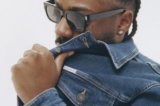 Amerykański piosenkarz i autor tekstów, Brent Faiyaz dołącza do świata GUESS JEANS