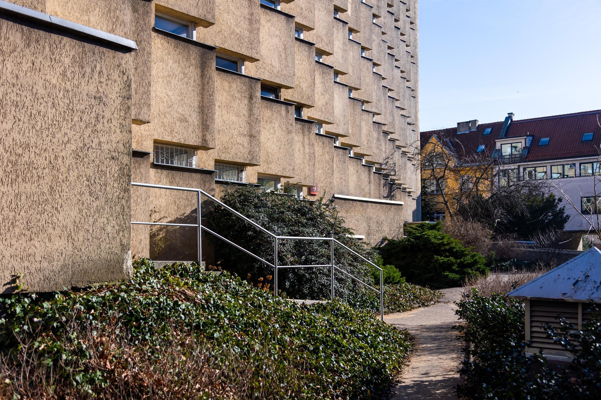 Blok PRL na ul. Koziej 9 - zobacz budynek, który z zmienia się wraz z punktem widzenia