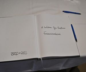 Warszawa żegna papieża Franciszka. Poruszające wpisy w Archikatedrze 