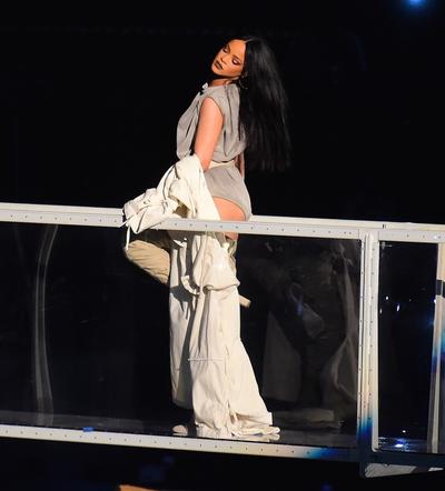 Rihanna na szklanej platformie - koncert Anti World Tour 2016