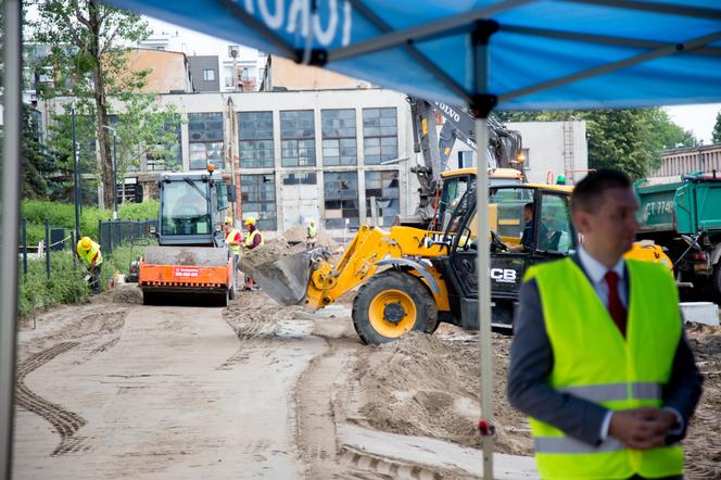 Prezydent Torunia Michał Zaleski podpisał umowę z ministrem infrastruktury Andrzejem Adamczykiem