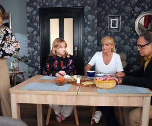 Barwy szczęścia odc. 3153. Jerzy (Bronisław Wrocławski), Małgorzata (Adrianna Biedrzyńska), Malwina (Joanna Gleń), Emilka (Jessica Frankiewicz) 