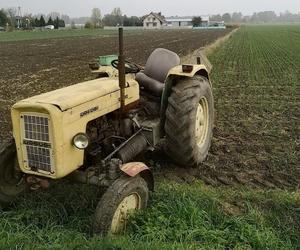 Traktorzysta został przejechany przez własny ciągnik. Tragiczny wypadek pod Sieradzem