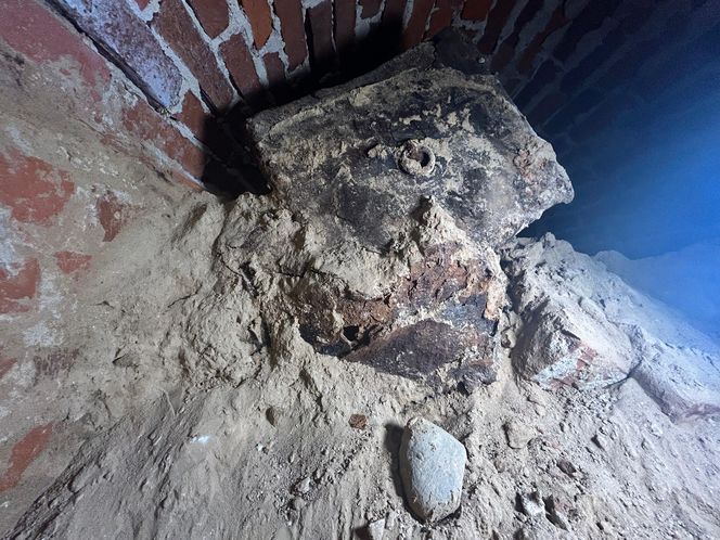 Pierwsze odkrycia w tajemniczej krypcie w Kazimierzu Biskupim