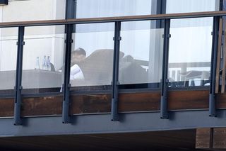 Kawa, czapka z daszkiem i dymek. Nowy prezydent przyłapany z żoną na balkonie