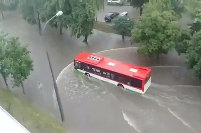 Autobus MPK „płynął” przez ulicę! Krajobraz po burzy w Lublinie