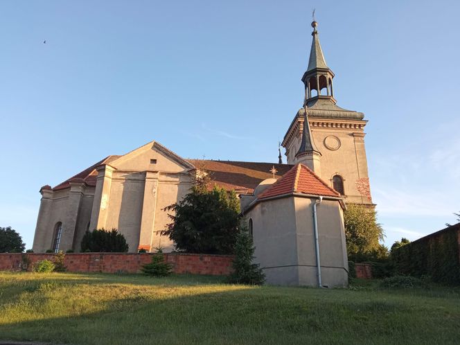 Kościół farny w Osiecznej