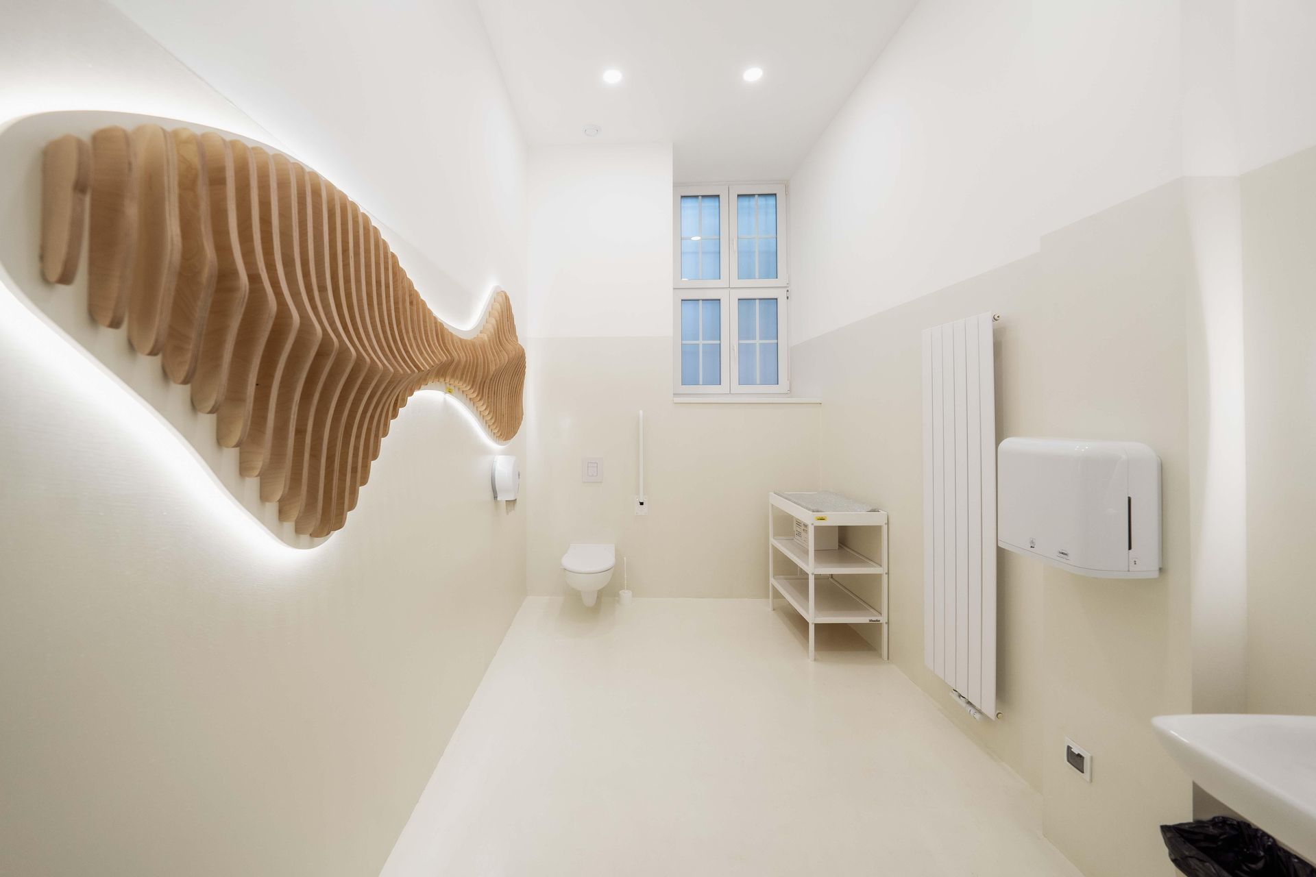 Galeria pod Plafonem i strefa wejściowa Dolnośląskiej Biblioteki Publicznej na rynku