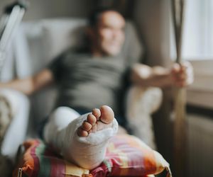 Uszkodzone ścięgna, złamana ręka - dlaczego po urazie należy unikać alkoholu? 5 kluczowych powodów