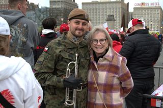 Polski żołnierz z Radomia uratował życie Amerykance. Spotkali się po latach. Uściskom i łzom nie było końca!