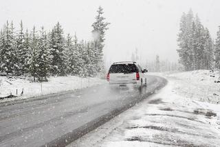 Błoto pośniegowe i opady utrudniają jazdę kierowcom! GDDKiA ostrzega, gdzie jest najgorzej 