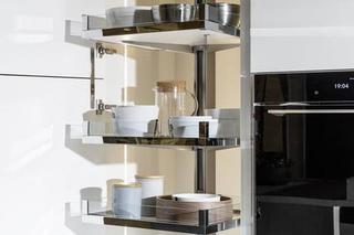Przechowywanie w kuchni: ergonomiczne systemy w szafkach kuchennych