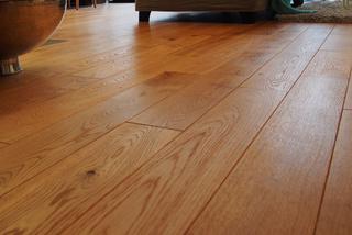 Drewniana podłoga w salonie