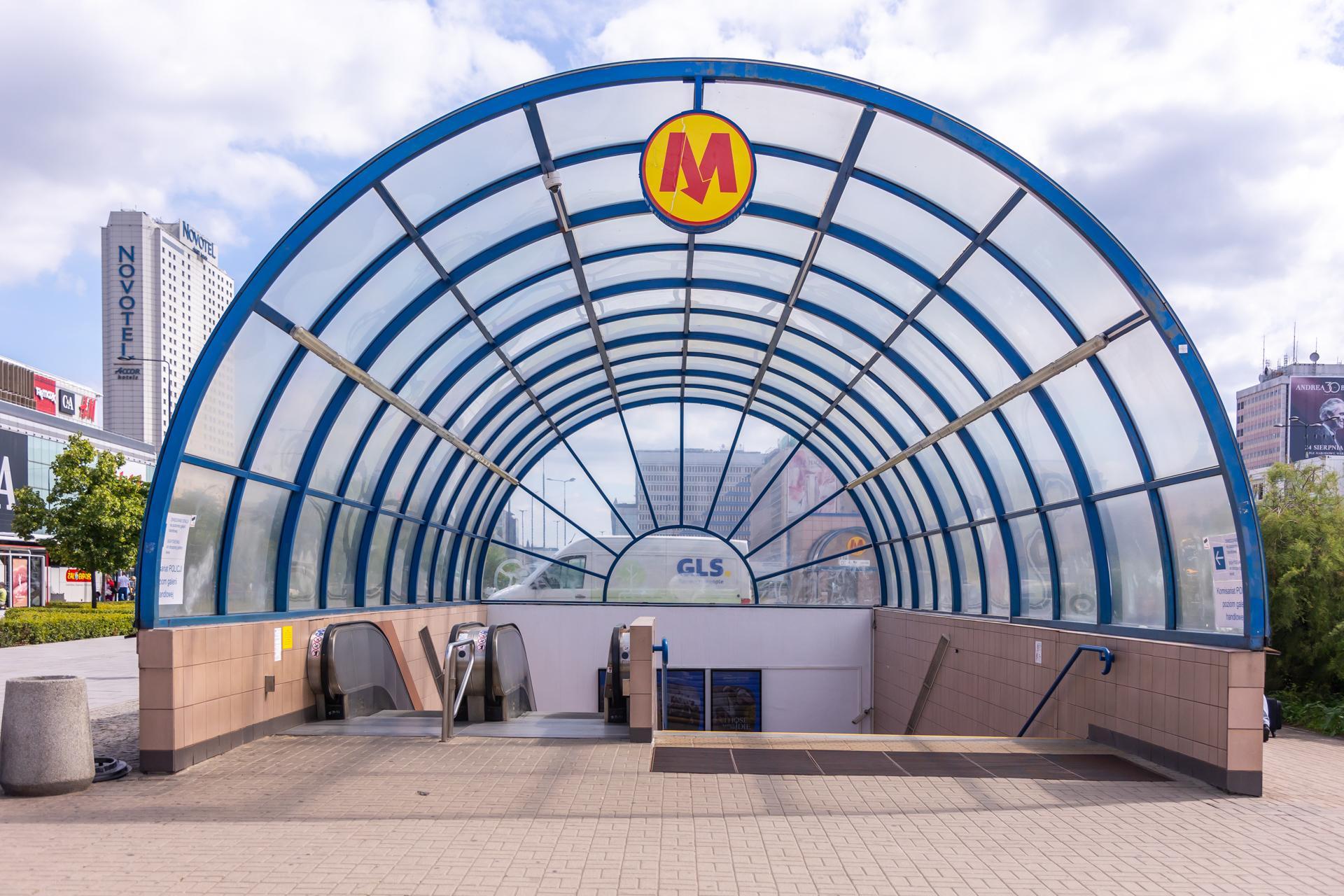 Wiaty z lat 90. nad wejściami do stacji metra Centrum w Warszawie