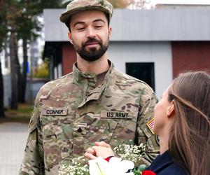 Barwy szczęścia odc. 2791. Gabrysia Niedzielska (Marta Juras), żołnierz Jack (Paweł Peterman)