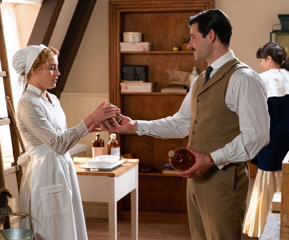 „La Promesa odc. 291-295. Jimena próbuje się dowiedzieć, gdzie jest jej mąż. Catalina, która zna prawdę o wyjeździe Manuela, milczy