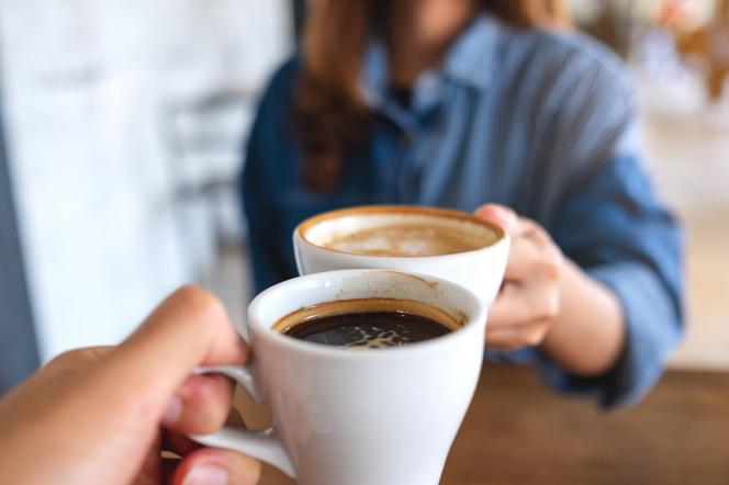 Kawa na pusty żołądek – strzał energii czy przepis na przeczyszczenie? Gastroenterolodzy odpowiadają 