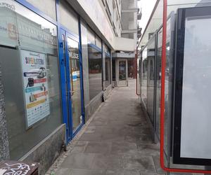 Jest za blisko drzwi apteki, Absurd 