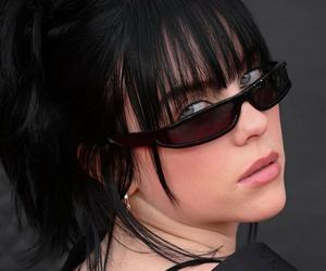 Billie Eilish pierwszy raz z ukochanym na salonach. Owinęli się w bardzo drogi koc