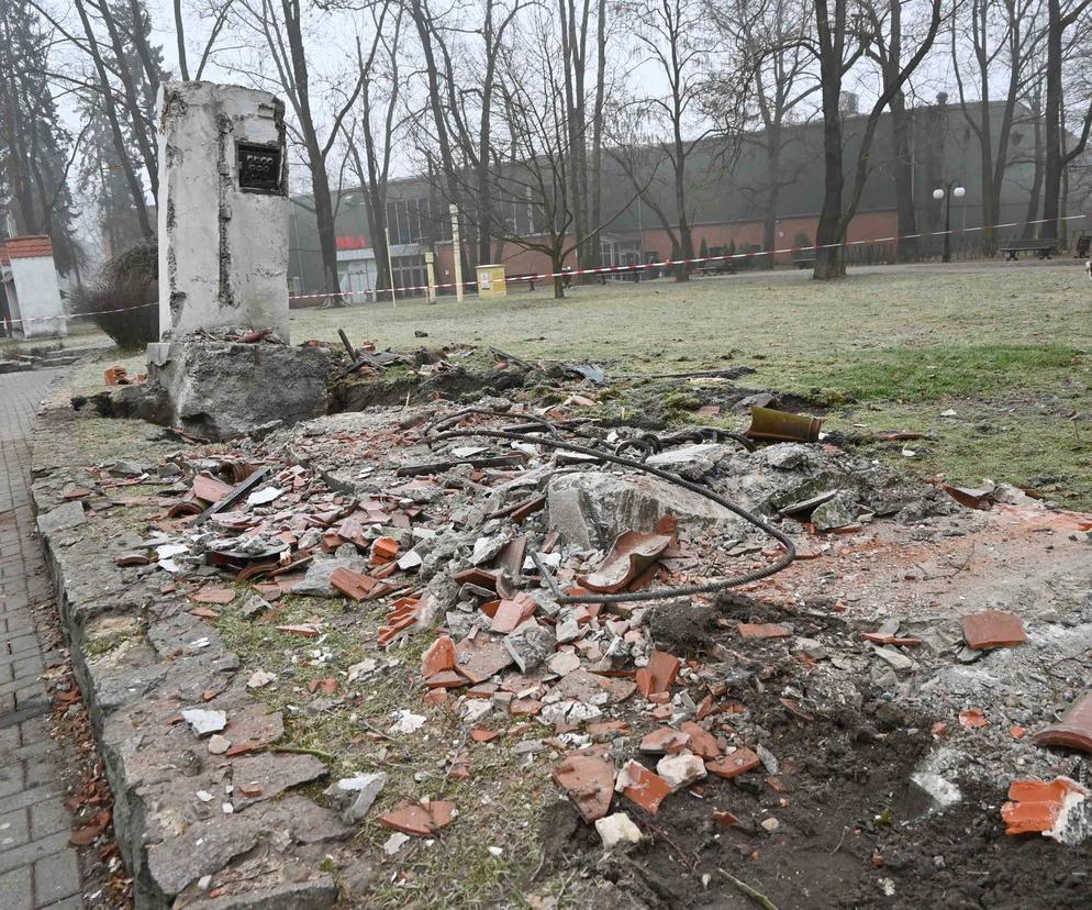 Legendarny kiosk przed II LO w Tarnowskich Górach został wyburzony 