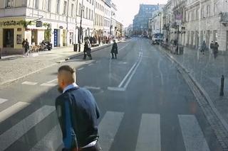 Kierowca autobusu zobaczył niewidomą przy przejściu dla pieszych. Jego reakcja poruszyła wszystkich 