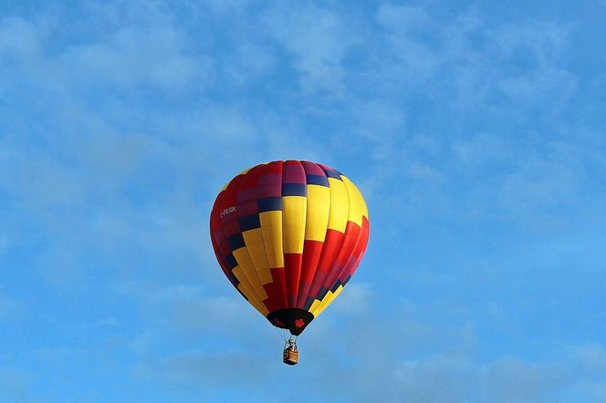 Dramat podczas lotu balonem. Pilot i pasażerki wypadli z kosza