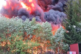 Gigantyczny pożar na Dolnym Śląsku. Płonie składowisko opon! W jęzorami ognia walczy 35 zastępów straży pożarnej