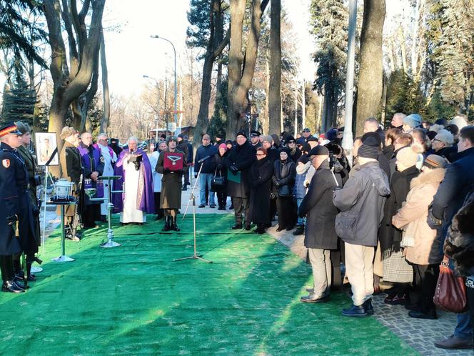 Uroczystości pogrzebowe Iwony Śledzińskiej-Katarasińskiej na Dołach. Wzięło w nich udział wiele osób [ZDĘCIA]