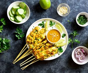 Kurczak satay w wersji domowej – przepyszne szaszłyki z orzechowym sosem