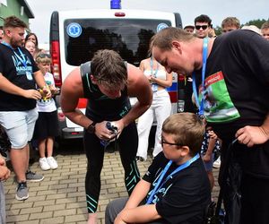 Damian Błaszczyk przez 44 godziny przepłynął 100 km pod zalewie Bojary pod Biłgorajem, kwestując w ten sposób dla 12-letniego ciężko chorego Adasia