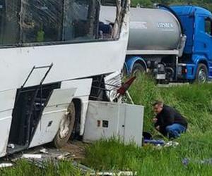 Autobus z dziećmi wyleciał z trasy. Liczba rannych w wywpadku Roztoce wzrosła