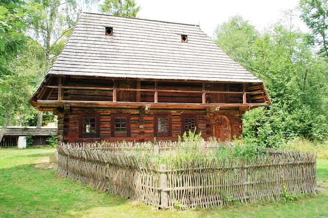 Pierwsze powojenne muzeum pod otwartym niebem powstało w Małopolsce. To tu kręcono słynne filmy