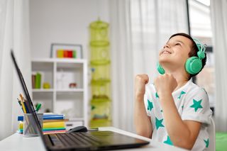 Wakacje 2024. Jak zadbać o bezpieczeństwo dzieci w sieci? 