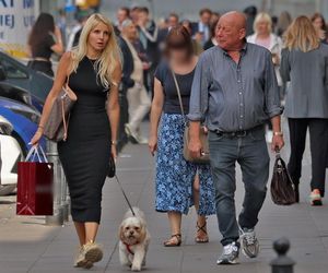 Jasnowidz Jackowski przyłapany w Warszawie. Młodsza, atrakcyjna kobieta i luksusowe zakupy