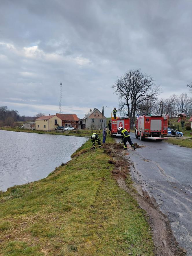 Kierowca musiał się ratować z tonącego auta