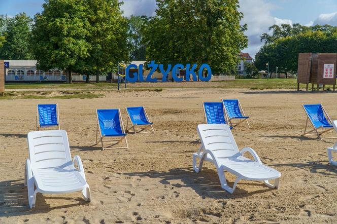 Darmowe leżaki i hamaki na plaży miejskiej w Giżycku. Zobacz zdjęcia