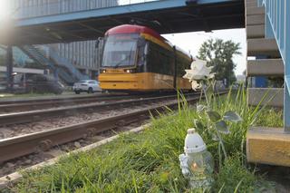 Znicz i biała różyczka. Poruszający widok w miejscu śmierci czterolatka na ul. Jagiellońskiej