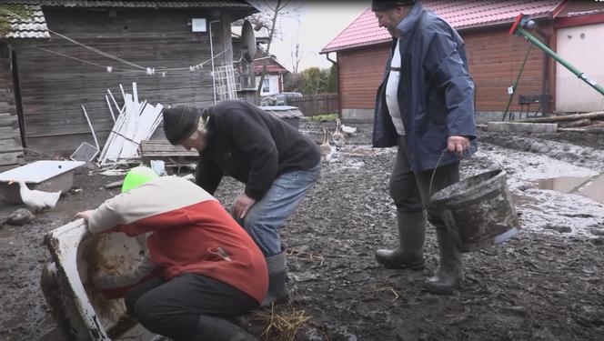 Rolnicy. Podlasie. Straszne błoto u Gienka i Andrzeja z Plutycz. Ujawniamy prawdę o tym, co tam się dzieje