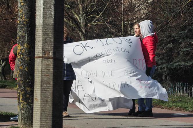 Protest przed szpitalem w Łomzy - NIE dla szpitala zakaźnego