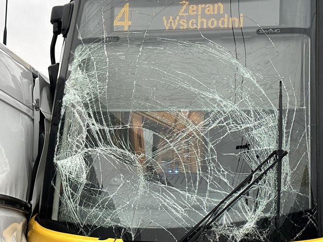 Tramwaj uderzył w busa na Annopolu. Poważny wypadek, motorniczy ranny