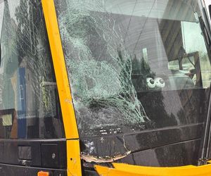 Dramatyczny wypadek w Warszawie. Młody kierowca śmieciarki wyleciał przez okno po zderzeniu z tramwajem