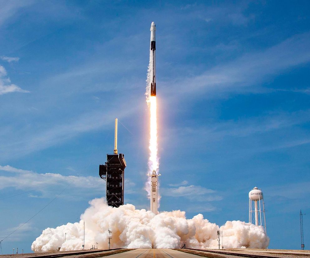 Rakieta Falcon 9 startująca w kosmos, widoczna w intensywnym świetle silników i obłokach dymu, z polskim instrumentem GLOWS na pokładzie misji NASA IMAP. Możesz przeczytać więcej o tej kosmicznej misji na portalu Super Biznes.