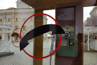Przy wejściu na Rynek w Lesznie stanęła budka telefoniczna