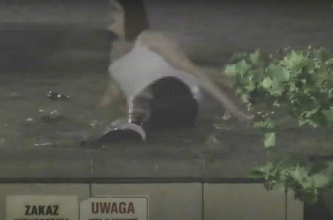 "Rusałka" ochoczo pluskała się w fontannie. Figle nie skończyły się dobrze