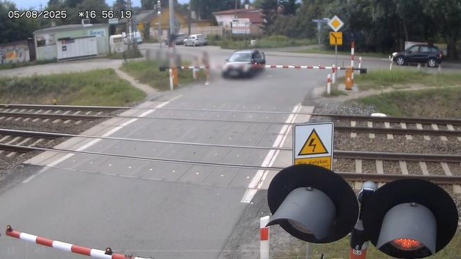 Volvo z dziećmi w środku uwięzione między rogatkami