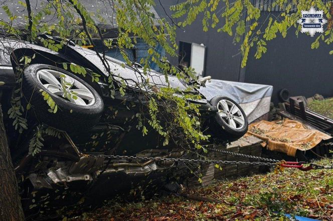Wypadek w Tarnowskich Górach. Nietrzeźwy 18-latek wyleciał z drogi i uderzył w wagon pociągu. Jedna osoba w szpitalu