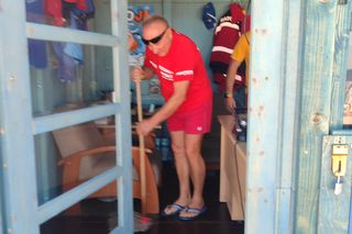 Ktoś oblał cuchnącą cieczą bazę ratowników